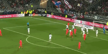 传记作者：莱万曾不满哈维的训练，他在波兰和拜仁都曾施压换帅（传记作者称莱万对哈维训练不满，曾在波兰与拜仁施压推动换帅）