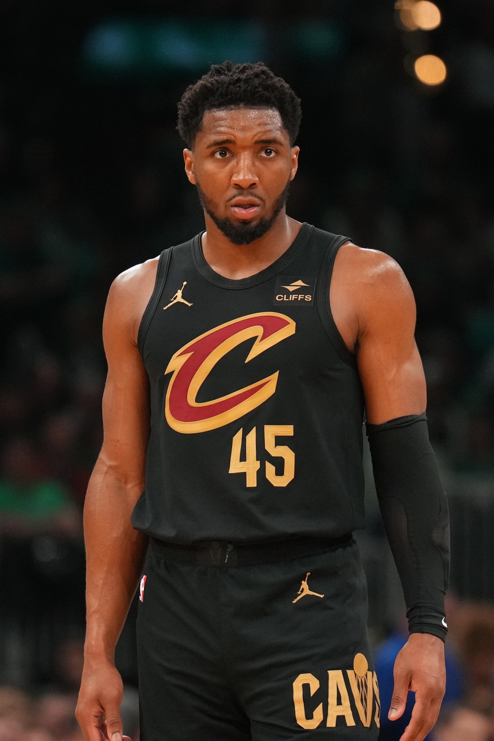 郭艾伦半场表现：得分效率不高，失误较多（郭艾伦半场状态：得分效率偏低，失误偏多）