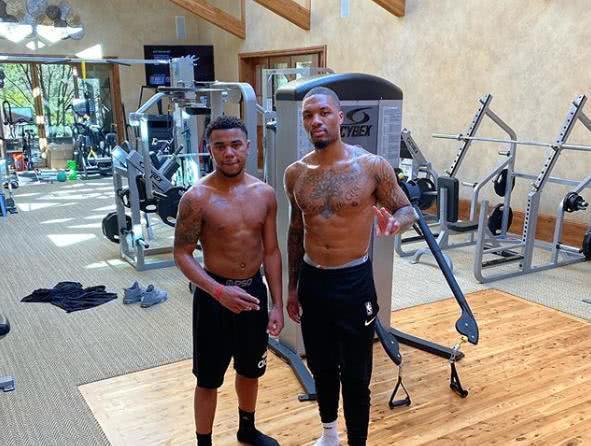 亚历山大首节爆发，高效得分助球队领跑（亚历山大开局火力全开，高效砍分带队取得领先）