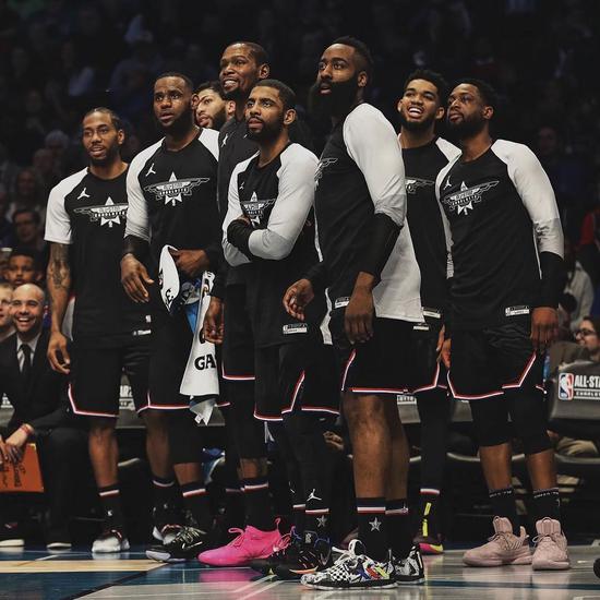 赛后情书：皇马不敌利物浦菜的发昏，拜仁大战巴黎脏的一批！（赛后手记：皇马不敌利物浦状态低迷，拜仁与巴黎恶战火药味十足！）