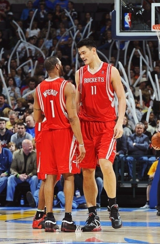 梦幻联动！T1四人组造访拜仁主场，领取印有自己名字的拜仁队服（跨界联动！T1四人组做客拜仁主场，获赠印名拜仁球衣）