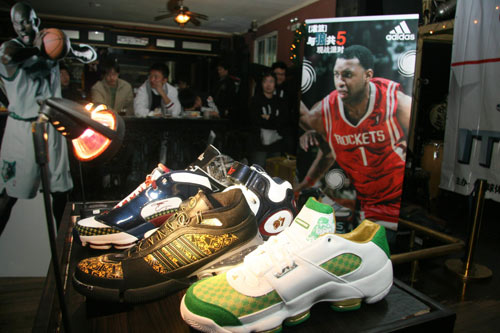 利物浦确认不放走萨拉赫，他将继续留在球队，尽管表现不佳。（利物浦确认萨拉赫继续留队，表现低迷不影响去留）