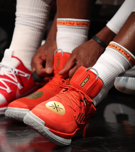 爱德华兹半场表现抢眼，得分能力引关注（爱德华兹半场大放异彩，得分能力备受瞩目）