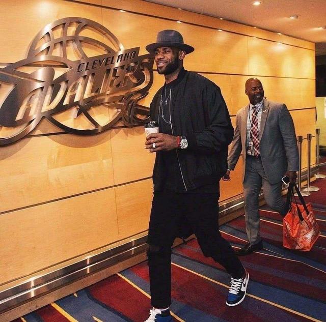 巅峰库里和巅峰詹姆斯，谁更强（库里与詹姆斯巅峰期对决：谁更胜一筹？）