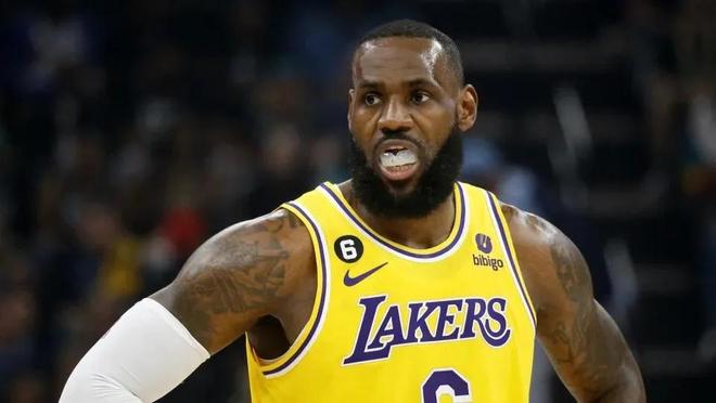 德乙半场：贝尔纳特屡献神扑，汉诺威暂0-0卡尔斯鲁厄（德乙半场战报：贝尔纳特神勇连扑，汉诺威与卡尔斯鲁厄暂时0-0）