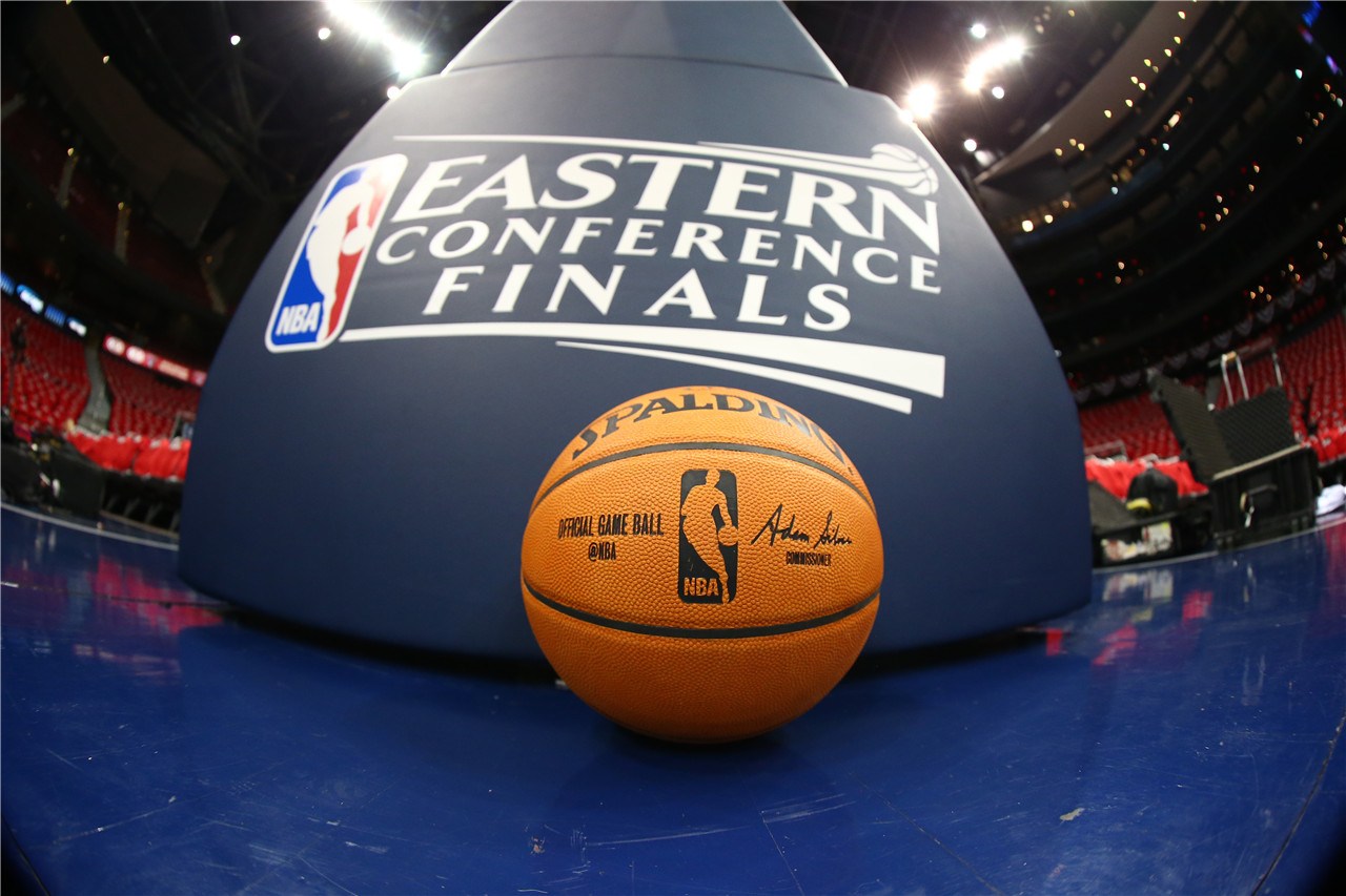 情绪失控！爱德华兹不满判罚连续吃T遭驱逐 指着三位裁判大骂仍不解气！（怒火失控！爱德华兹因不满判罚连吞技犯遭驱逐，指着三裁判狂喷仍难消气）