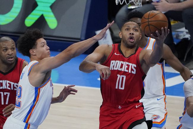 多里安·芬尼-史密斯在打快船赛前进行了强度不小的训练（战快船前，多里安·芬尼-史密斯完成高强度训练）