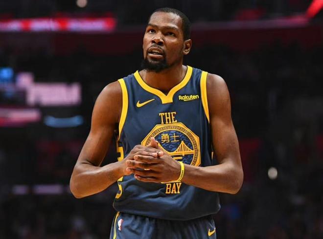 山东后场展最强模式！高诗岩统治决胜期，谢智杰于德豪攻守一体（山东后场火力全开！高诗岩统治末节决胜，谢智杰、于德豪攻防俱佳）