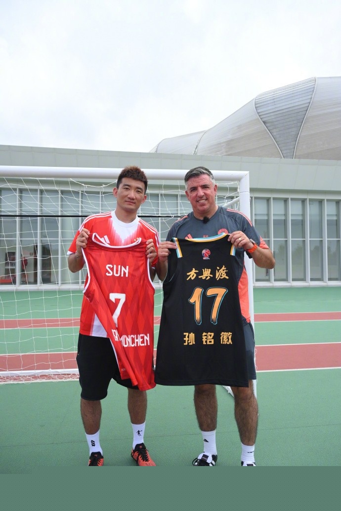 追光丨“第十二人”的热爱，让三十一年的坚守更有意义（追光丨“第十二人”用热爱点亮三十一年的坚守）